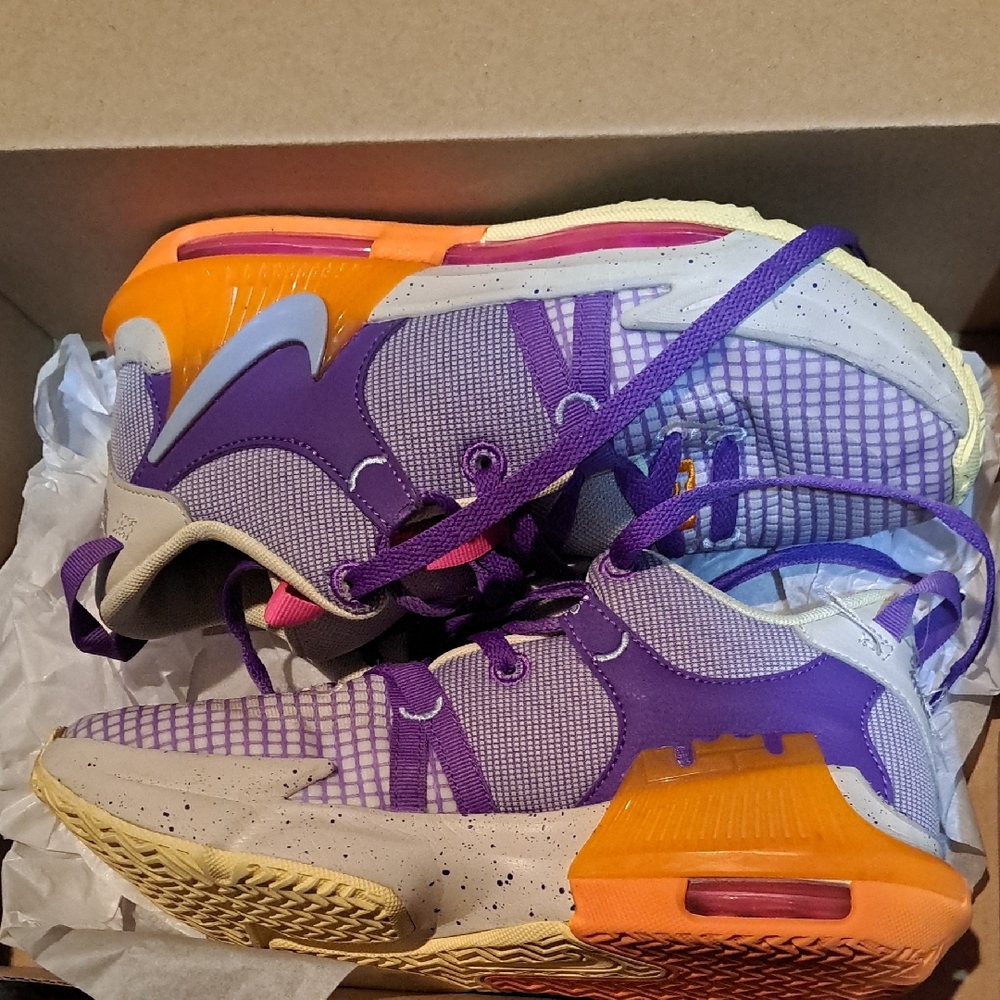 Nike Big Kids Youth Size 6.5 Mid Top Basketball/Volleyball Shoe